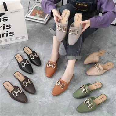 نوجوانوں نے پیلیٹ ڈیزائن پ جوتوں کو پسند کیا۔